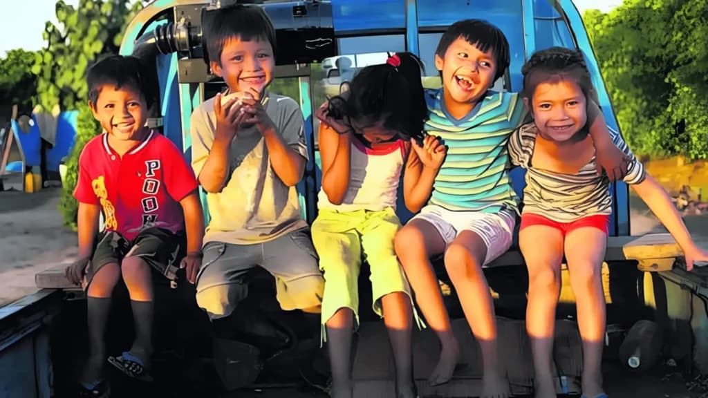 Niños felices sonriendo